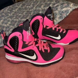 Nike LeBron 9 Collectors Edition 2011 “Fireberry” pink/black 5.5BigKids